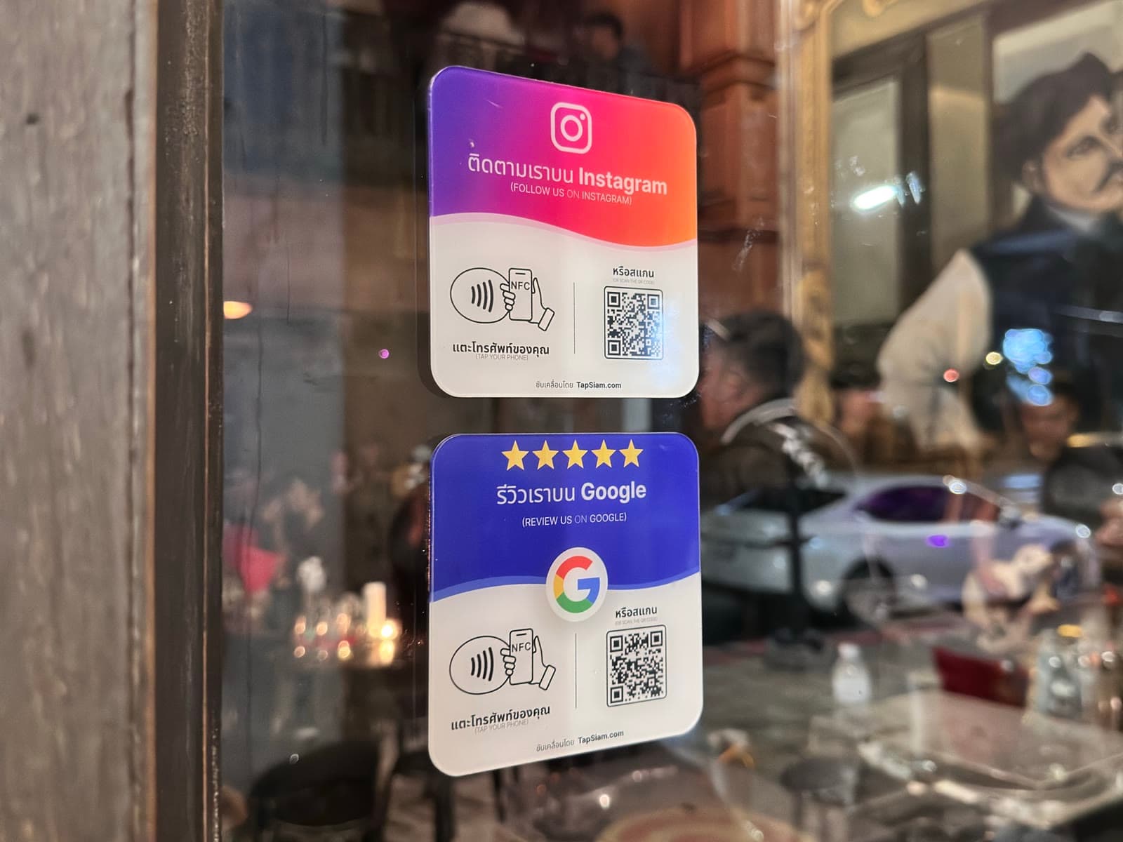 ป้าย TapSiam สำหรับ Instagram และรีวิว Google ที่กระจกหน้าร้าน Joe’s Whisper Bar สีลม